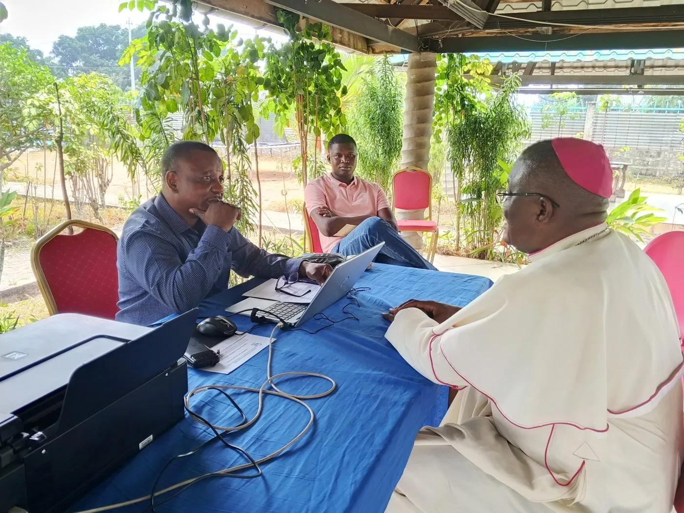 Le Directeur du BDCP présente le rapport de la mission d’étude à Mgr José MOKO, Évêque du Diocèse d’Idiofa.