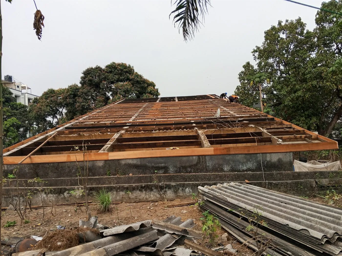 Pendant les travaux : dépose de l'ancienne couverture et remise en état de la charpente.